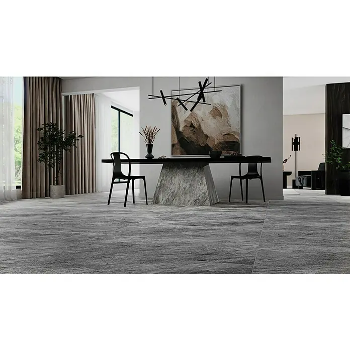 Atlas Concorde Solution Regent Feinsteinzeugfliese Silver - 60 x 120 cm, Silbergrau, Matt - Ein modern gestalteter Raum mit grauen Fliesenböden, einem Esstisch mit besonderem Sockel und stilvoller Dekoration.
