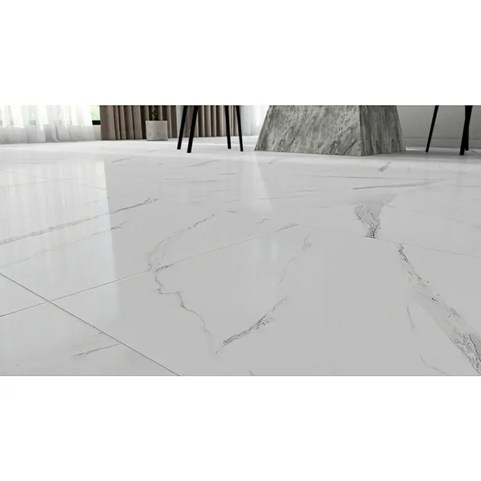 Feinsteinzeugfliese Marmi Statuario - 60 x 120 cm, Weiß, Glänzend - Detailaufnahme von glänzenden, weißen Marmorfliesen, die ein elegantes und luxuriöses Ambiente schaffen. Perfekt für moderne Innenräume.