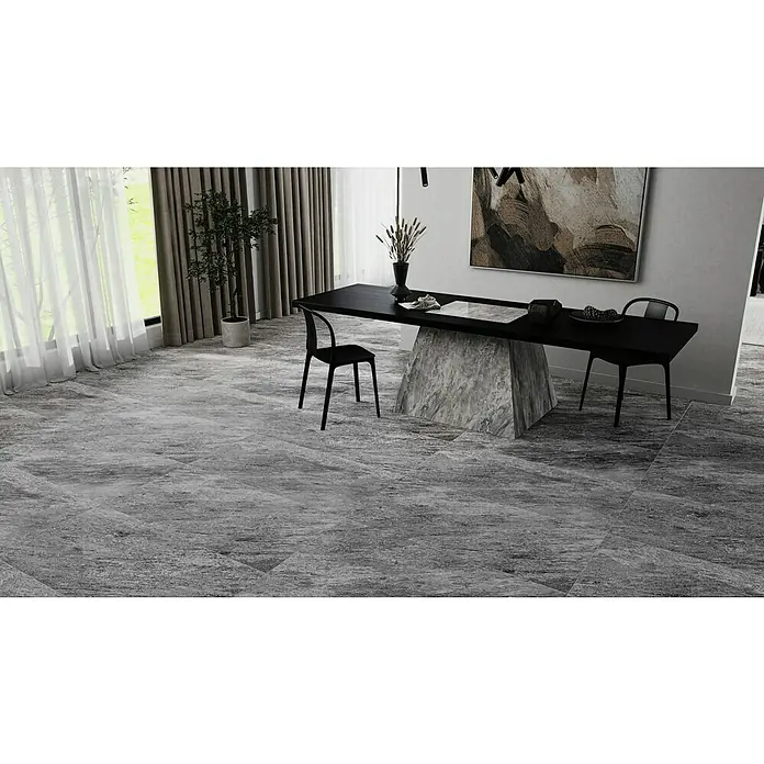 Atlas Concorde Solution Regent Feinsteinzeugfliese Silver - 60 x 120 cm, Silbergrau, Matt - Einrichtung mit einem modernen Esstisch mit Marmorfuß und Stühlen auf einem grauen Fliesenboden, der für ein elegantes und stilvolles Ambiente sorgt.