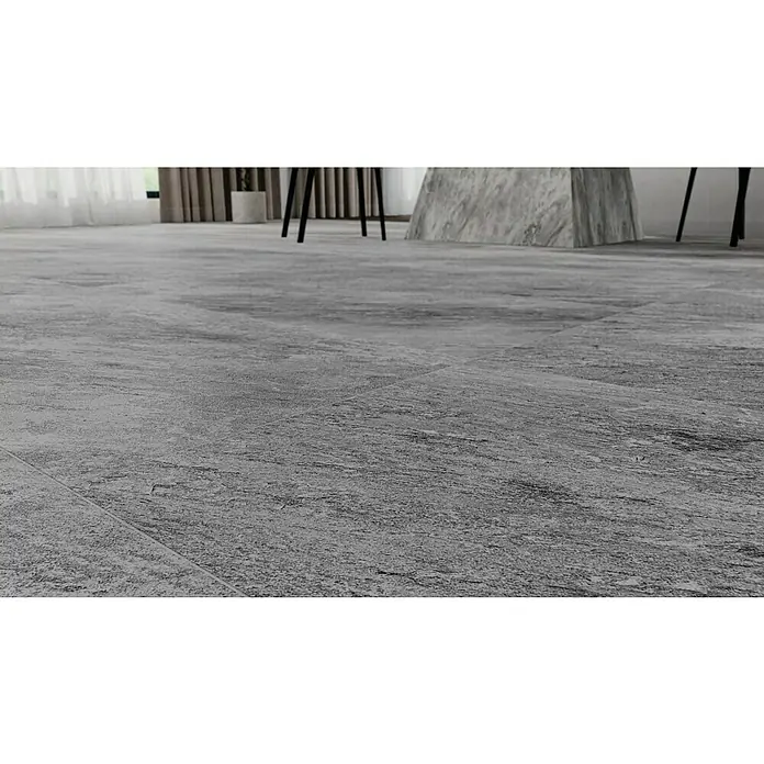 Atlas Concorde Solution Regent Feinsteinzeugfliese Silver - 60 x 120 cm, Silbergrau, Matt - Nahaufnahme von grauen Bodenfliesen mit subtiler Textur, die ein modernes und elegantes Ambiente vermitteln. Die Fliesen sind stilvoll und robust.