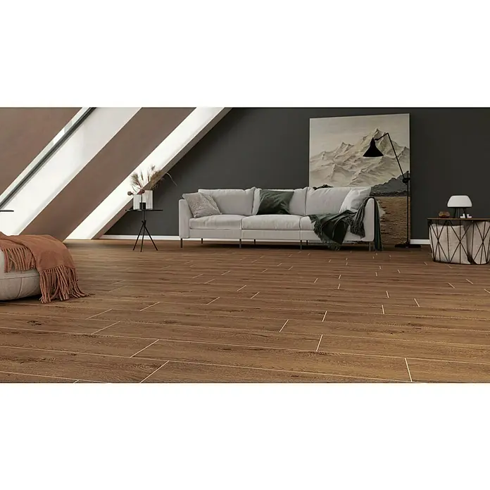 Atlas Concorde Solution Fable Feinsteinzeugfliese Cognac - 22,5 x 90 cm, Dunkelbraun, Matt - Gemütliches Wohnzimmer mit Holzboden, grauer Couch und modernem Interieur. Der Holzboden verleiht Wärme und Eleganz.