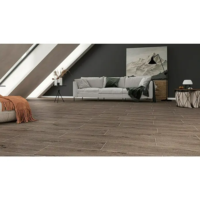 Atlas Concorde Solution Fable Feinsteinzeugfliese Grey - 22,5 x 90 cm, Grau, Matt - Ansicht von Holzbodenfliesen, die in einem Wohnzimmer verlegt sind. Ideal für die Gestaltung von stilvollen Innenräumen mit authentischem Flair.