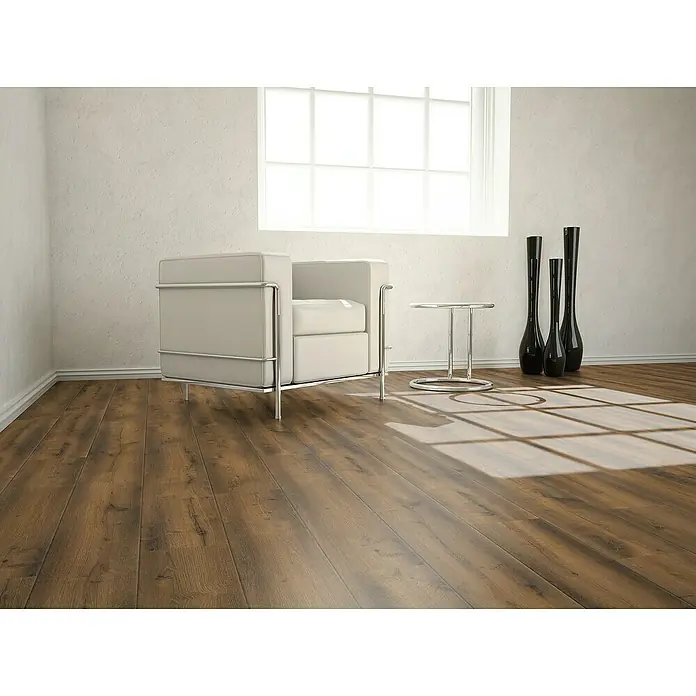 Krono Original Laminat Organic Veneer Parquet - Oak Roast, Landhausdiele, 1.383 x 244 x 8,5 mm - Helle Ledersessel mit minimalistischem Design und Metallgestell, kombiniert mit einem modernen Beistelltisch und schlanken schwarzen Vasen.