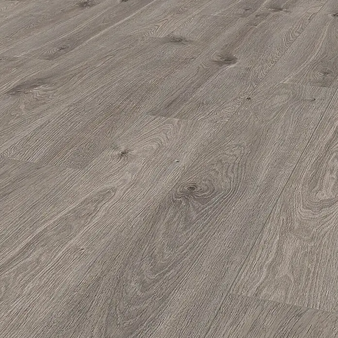 Krono Original Laminatmuster Organic Classic Tornado Oak - 297 x 195 x 8 mm, Landhausdiele - Nahaufnahme eines grauen Laminatbodens mit Holzmaserung, der ein modernes, stilvolles Aussehen für jeden Raum bietet.