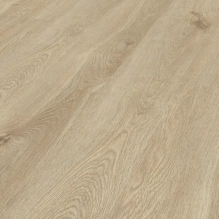 Krono Original Laminat Organic Classic Eurus Oak1.288 x 195 x 8 mm, Landhausdiele, Eurus Oak - Nahaufnahme von hellem Laminatboden mit Holzmaserung für ein modernes und stilvolles Interieur.