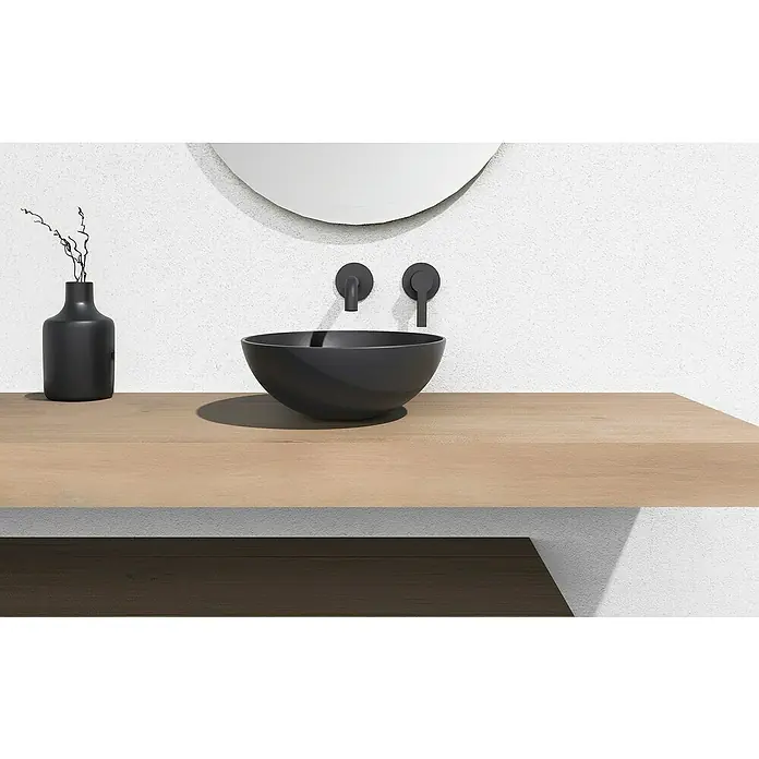 Lavabo de sobremesa Xana - Ø x Al: 36 x 14,5 cm, Sin desbordamiento, Negro - Diseño de baño moderno con un elegante lavabo sobre encimera negro, grifería minimalista y una elegante encimera de madera.