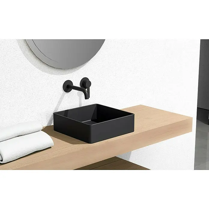 Lavabo de sobremesa Jade - 36 x 36 cm, Sin desbordamiento, Negro - Elegante lavabo de baño en negro con grifo y espejo. Hay toallas al lado. Diseño elegante para tu baño.