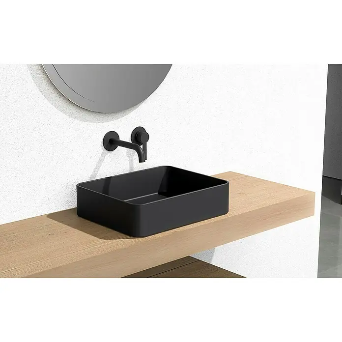 Lavabo de sobremesa Vega - 47 x 36 cm, Sin desbordamiento, Negro - Elegante lavabo de baño: Lavabo de sobreencimera negro rectangular con grifo y espejo sobre una estantería de madera clara contra una pared blanca.