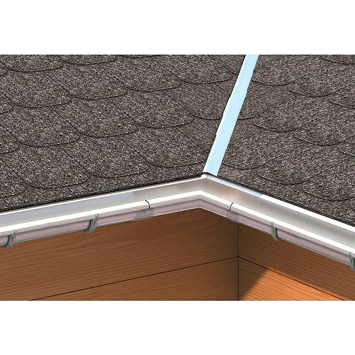 Sarei RinnenwinkelNennweite: 80 mm, Innenecke, Zink - Nahaufnahme einer Dachrinne aus Metall an einem Gebäude mit braunen Schindeln, die das Entwässerungssystem hervorhebt.