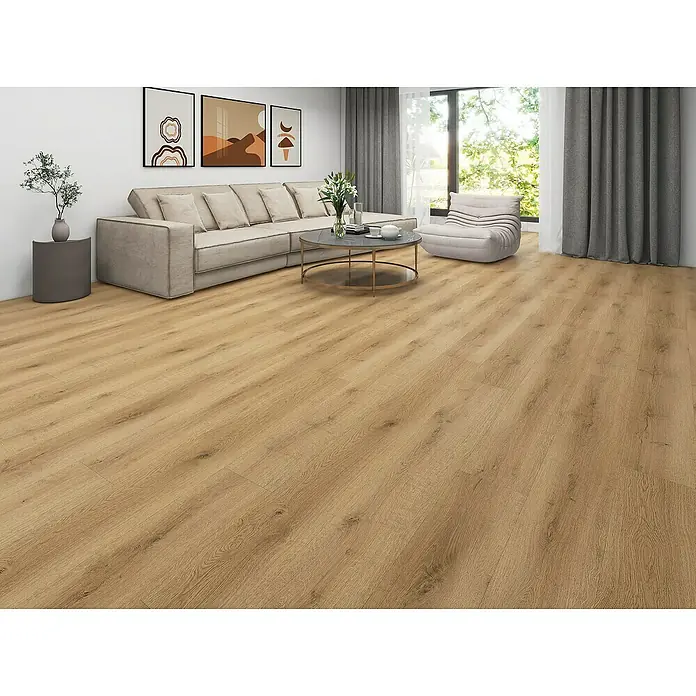 Vinylboden Rigid - Stratos, Landhausdiele, 1.830 x 229 x 6 mm - Einladender Wohnraum mit hellem Laminatboden, Sofa, Sessel und Couchtisch. Das Laminat sorgt für Wärme und eine moderne Optik.