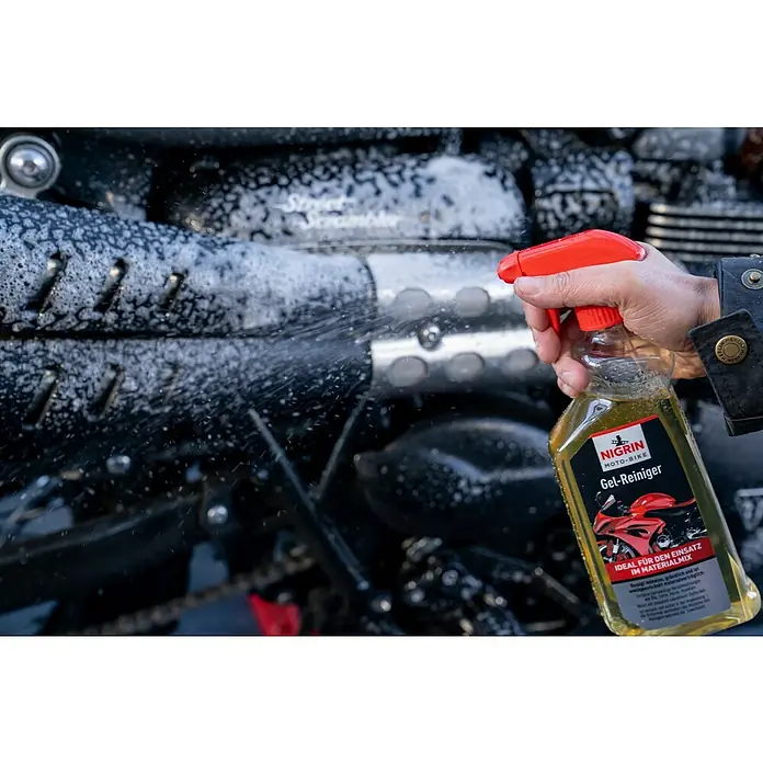 Nigrin Moto-Bike Motorrad-Reiniger750 ml - Detailaufnahme von Nigrin Moto-Bike Gel-Reiniger im Einsatz, ideal für die Reinigung von Motorrädern und Materialmix.