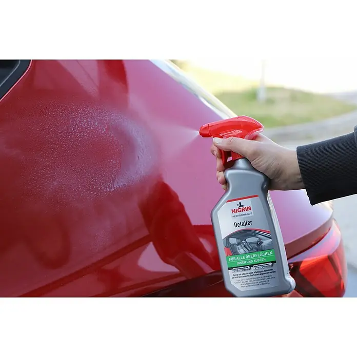 Nigrin Performance Detailer - 500 ml - Nigrin Performance Detailer im Einsatz: Reinigt und schützt Oberflächen schnell und einfach für ein glänzendes Finish.