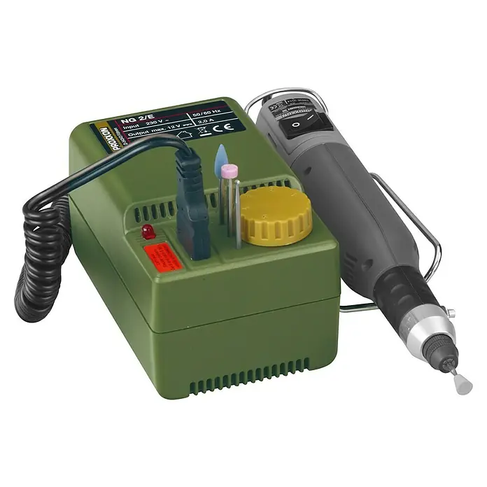 Proxxon Micromot Netzgerät NG 2/E - 12 V - 16 V, 2 A - Proxxon NG 2/E Netzgerät mit einem grauen Mikromotor, ideal für präzise Arbeiten wie Schleifen und Polieren, mit variablem Geschwindigkeitsregler.