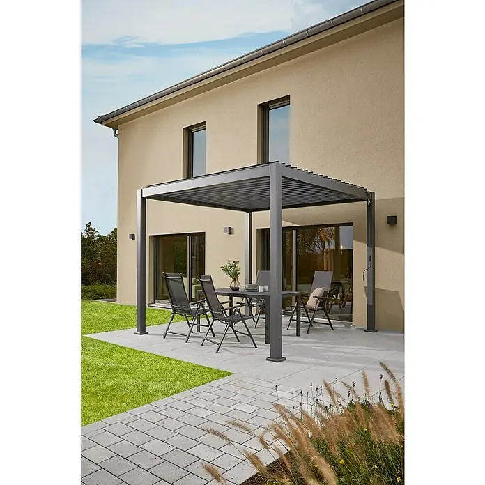 Sunfun Milos Lamellenpavillon - B x T: 294 x 294 cm, Farbe Gestell: Night-Grey, Aluminium - Elegante Pergola mit stilvollen Gartenmöbeln auf einer Terrasse. Einladender Außenbereich für entspannte Stunden im Freien.