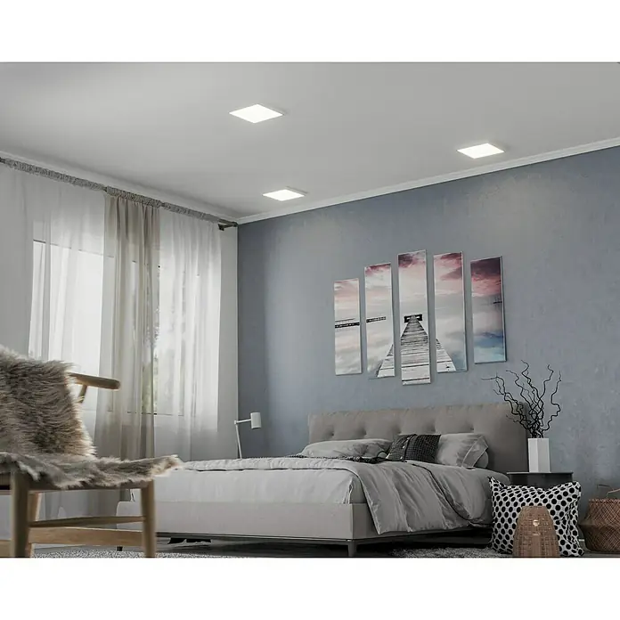 Eglo Fueva 5 LED-Deckenleuchte IP44 - 20 W, L x B x H: 28,5 x 28,5 x 2,8 cm, Chrom, Warmweiß - Zimmer mit moderner Beleuchtung. Die LED-Deckenleuchten sorgen für eine angenehme Atmosphäre im Schlafzimmer mit Doppelbett und Kunst an der Wand.
