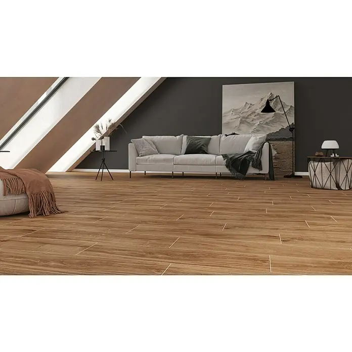 Atlas Concorde Solution Living Nature Feinsteinzeugfliese Whirl Natural - 22,5 x 90 cm, Hellbraun, Matt - Ansicht von Holzbodenfliesen in einem modernen Wohnzimmer, die ein warmes und einladendes Ambiente schaffen.
