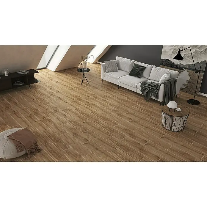 Atlas Concorde Solution Living Nature Feinsteinzeugfliese Whirl Natural - 22,5 x 90 cm, Hellbraun, Matt - Helles Wohnzimmer mit Holzbodenfliesen, die eine warme und einladende Atmosphäre schaffen. Ideal für modernes Wohnen.