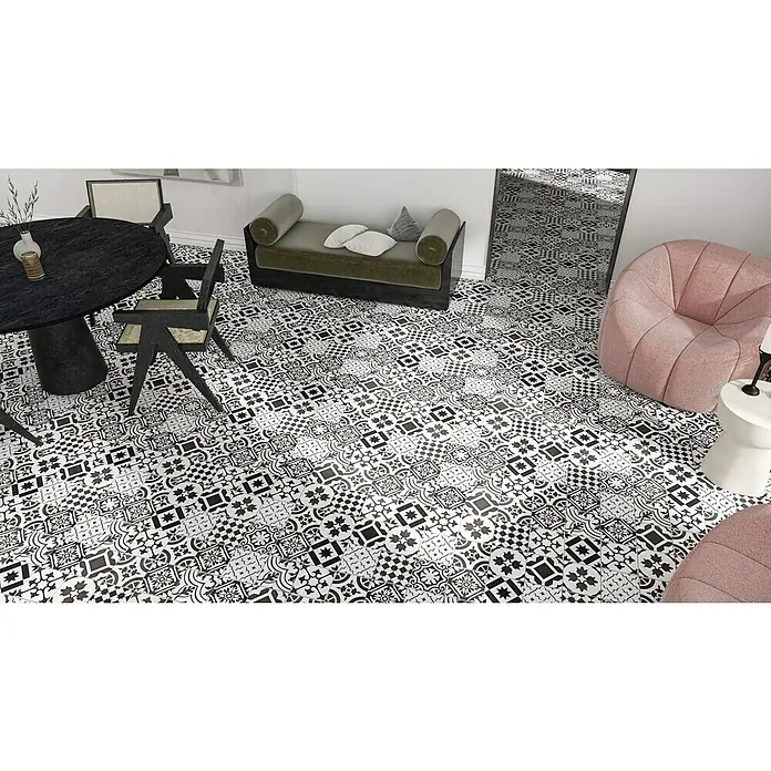 Modern Style Feinsteinzeugfliese Queens15 x 15 cm, Schwarz/Weiß, Matt - Das Bild zeigt einen Raum mit einem markanten schwarz-weißen Fliesenboden, der dem Interieur einen stilvollen und modernen Touch verleiht.