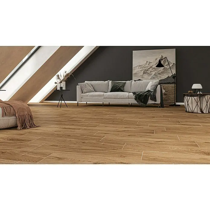 Atlas Concorde Solution Living Nature Feinsteinzeugfliese Twist Rovere - 22,5 x 90 cm, Beige, Matt - Einladendes Interieur mit elegantem Parkettboden, der dem Raum Wärme und Charakter verleiht. Der Boden harmoniert perfekt mit der modernen Einrichtung.