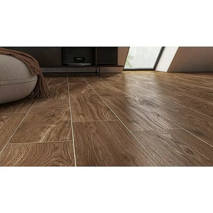 Atlas Concorde Solution Living Nature Feinsteinzeugfliese Twist Amber - 22,5 x 90 cm, Braun, Matt - Nahaufnahme von Laminatboden in Holzoptik, der ein warmes und einladendes Ambiente in einem modernen Raum schafft.