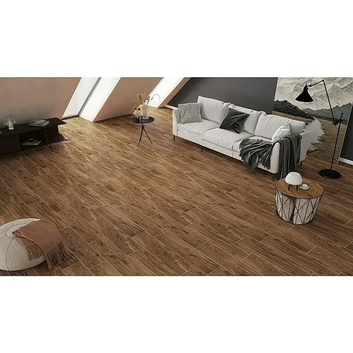 Atlas Concorde Solution Living Nature Feinsteinzeugfliese Twist Amber - 22,5 x 90 cm, Braun, Matt - Einladender Wohnraum mit Holzbodenfliesen in warmen Brauntönen, ergänzt durch moderne Möbel und viel Tageslicht. Der Fokus liegt auf den Fliesen.