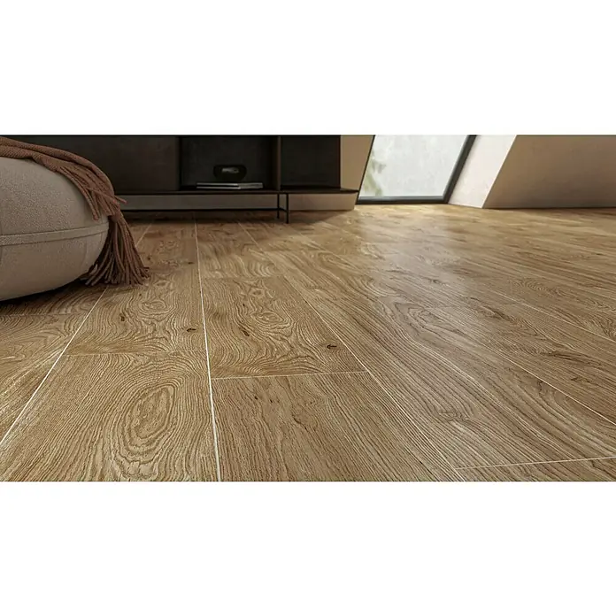 Atlas Concorde Solution Feinsteinzeugfliese Kortex Golden - 22,5 x 90 cm, Hellbraun, Matt - Elegante Holzbodenfliesen im Innenraum, die Wärme und Stil verleihen. Die hellen Fugen betonen das natürliche Design der Fliesen.