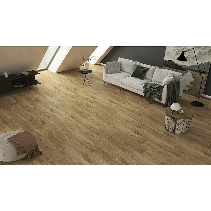 Atlas Concorde Solution Living Nature Feinsteinzeugfliese Twist Rovere - 22,5 x 90 cm, Beige, Matt - Elegantes Wohnzimmer mit Holzbodenfliesen, die eine warme und einladende Atmosphäre schaffen. Die Fliesen verleihen dem Raum eine natürliche Note.