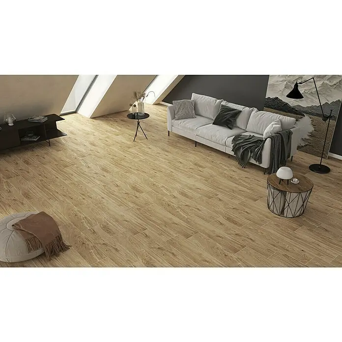 Atlas Concorde Solution Feinsteinzeugfliese Kortex Golden - 22,5 x 90 cm, Hellbraun, Matt - Das Bild zeigt einen Raum mit hellem Holzboden. Der Boden verleiht dem Raum eine warme und einladende Atmosphäre.