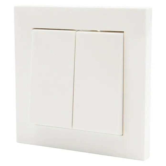 Interruptor/Conmutador doble London - Blanco, Montaje en superficie - Primer plano de un interruptor de luz doble blanco con una superficie lisa y un diseño minimalista.