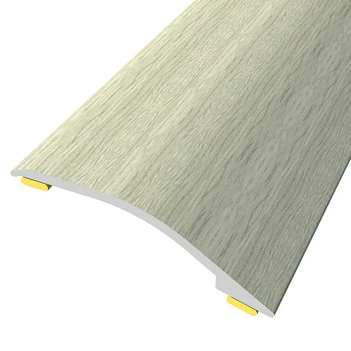 Baglinox Perfil de transición inclinado ADH - Aluminio, Gris, 90 cm x 38 mm - Primer plano de una tira de transición de suelo gris claro con un acabado de grano de madera y fijaciones doradas.