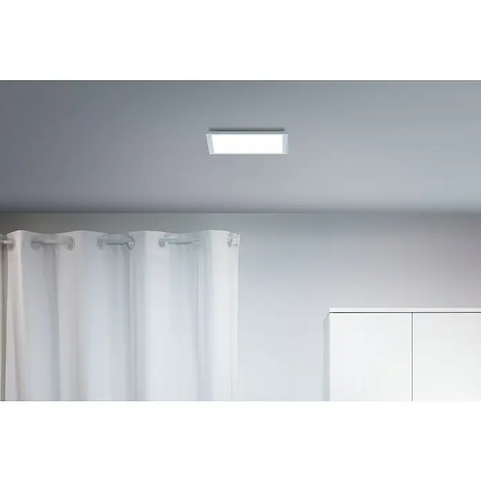 Philips Wiz LED-Panel Tunable White Slim Design - 12 W, L x B x H: 30 x 30 x 4,2 cm, Weiß, Kaltweiß - Deckenleuchte: Eine moderne, quadratische Deckenleuchte strahlt helles Licht in einem minimalistischen Raum mit weißen Vorhängen und Schränken.