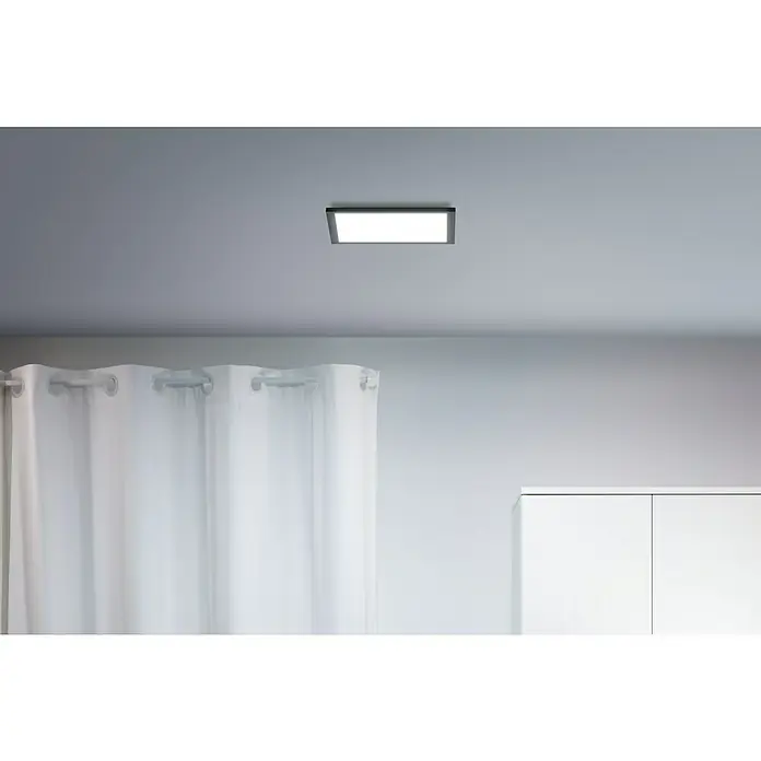 Philips Wiz LED-Panel Tunable White Slim Design - 36 W, L x B x H: 60 x 60 x 4,2 cm, Schwarz, Kaltweiß - Eine rechteckige Deckenleuchte mit schwarzem Rahmen erhellt den Raum, ergänzt durch weiße Vorhänge und ein modernes, weißes Möbelstück.