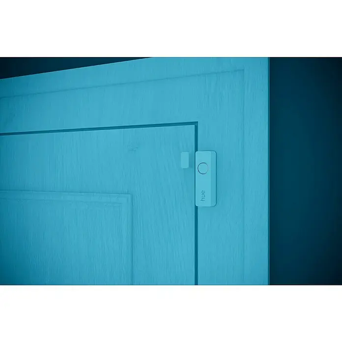 Philips Hue Sensor de ventana y puerta - Blanco, ZigBee, 1 unidad - Primer plano de un sensor de puerta/ventana Philips Hue conectado a una puerta azul, que mejora la seguridad y la automatización del hogar inteligente.