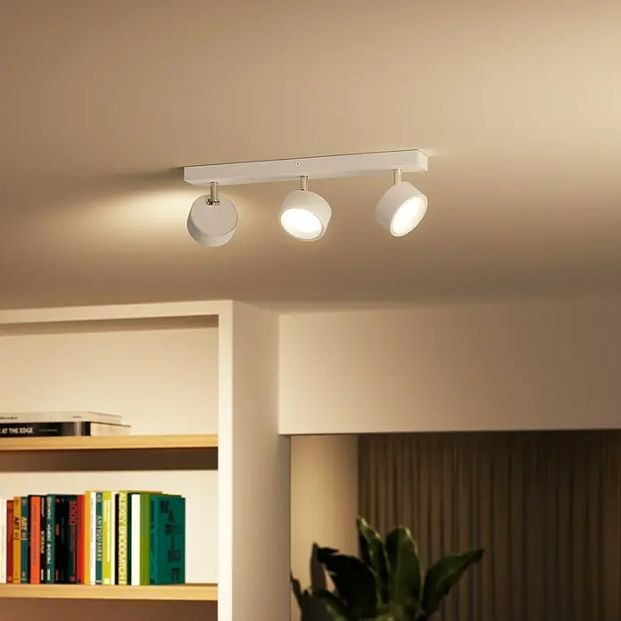 Philips Regleta LED Bracia - 16,5 W, L x An x Al: 43 x 8 x 12,5 cm, Blanco, Blanco cálido, 3 ud. - Lámpara de techo con tres focos de metal blanco. Los focos son giratorios para ajustar la luz individualmente. Perfecto para espacios de vida y de trabajo.