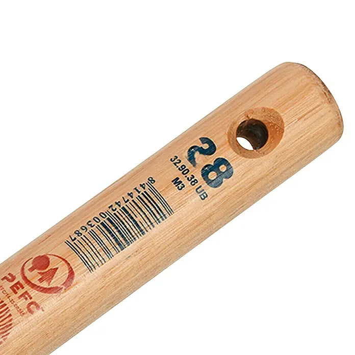 Mango de azada 28 - Ø x L: 28 mm x 90 cm - Detalle de un mango de pincel de madera con código de barras y orificio para colgar. El producto está certificado como sostenible.