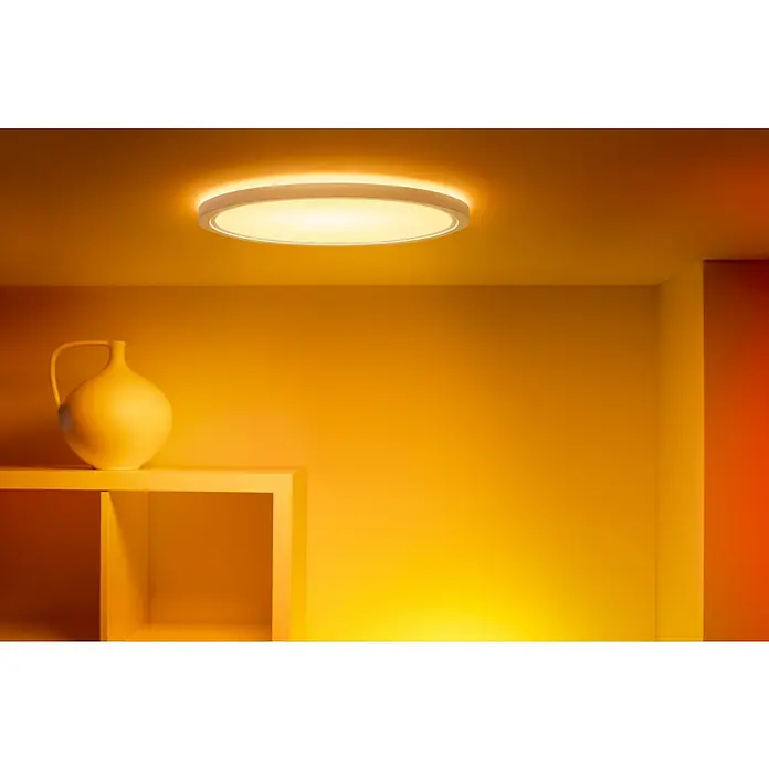 Philips Wiz Smart-LED-Deckenleuchte rund Tunable White & Color SuperSlim - 22 W, Ø x H: 43 x 4,8 cm, Weiß, RGBW - Eine moderne Deckenleuchte in einem gelben Raum. Die Leuchte ist rund und hell.