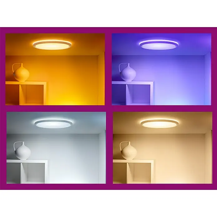 Philips Wiz Smart-LED-Deckenleuchte rund Tunable White & Color SuperSlim - 32 W, Ø x H: 55 x 4,8 cm, Weiß, RGBW - Farbverstellbare LED-Deckenleuchte, die in vier verschiedenen Farben leuchtet, mit einer dekorativen Vase darunter.