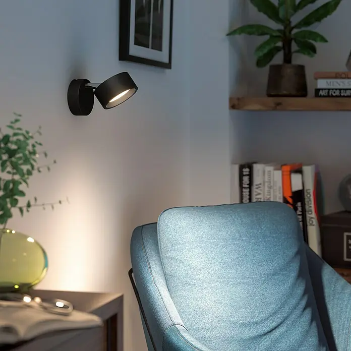 Philips Regleta LED Bracia - 5,5 W, L x An x Al: 9 x 9 x 12,5 cm, Negro, Blanco cálido, 1 ud. - Lámpara de pared negra moderna con foco ajustable, ideal para iluminación de acento y complemento elegante del espacio habitable.
