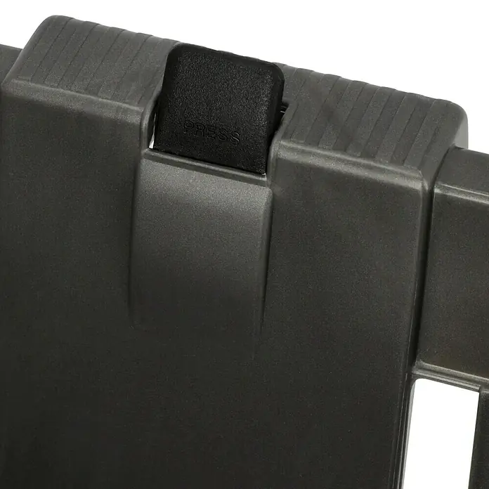 Wäschekorb Amico - L x B x H: 43 x 64 x 61 cm, Anthrazit, Klappbare Beine - Nahaufnahme eines schwarzen Kunststoffbehälters mit einem "PRESS"-Knopf, der ein industrielles Design und Funktionalität für Aufbewahrungslösungen zeigt.