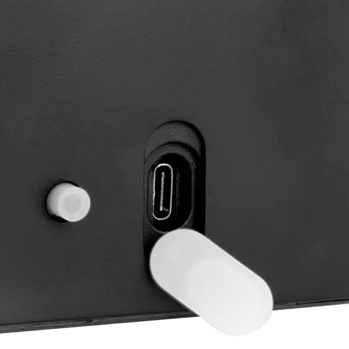 Lavida Akku-Wandleuchte Lucca - L x B x H: 10 x 10 x 8 cm, 1,2 W, Schwarz, Warmweiß - Detailansicht einer schwarzen Gerätebuchse mit USB-C-Anschluss und einem weißen Knopf, der an der Seite herausragt.