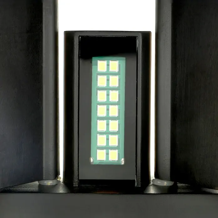 Lavida Aplique de pared con batería Lucca - L x An x Al: 10 x 10 x 8 cm, 1,2 W, Negro, Blanco cálido - Primer plano de una luz LED brillante, que brilla intensamente.