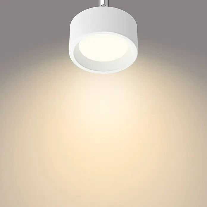 Philips Regleta LED Bracia - 5,5 W, L x An x Al: 9 x 9 x 12,5 cm, Blanco, Blanco cálido, 1 ud. - Primer plano de una lámpara de techo moderna, redonda y blanca, que emite una luz cálida y crea un ambiente elegante.