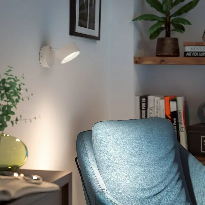 Philips Regleta LED Bracia - 5,5 W, L x An x Al: 9 x 9 x 12,5 cm, Blanco, Blanco cálido, 1 ud. - Lámpara de pared de metal blanco que emite luz cálida, ideal para la lectura. Perfecta para una sala de estar o un dormitorio, creando un ambiente acogedor.