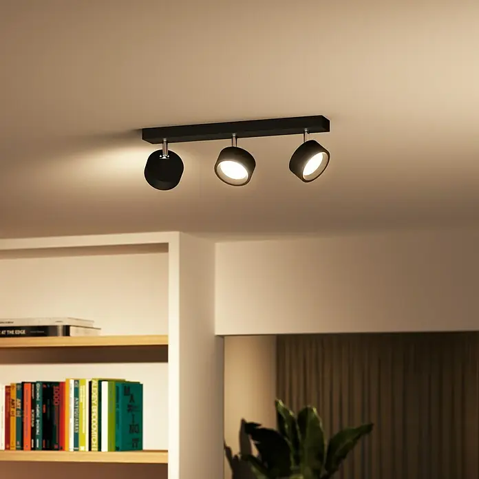 Philips Regleta LED Bracia - 16,5 W, L x An x Al: 43 x 8 x 12,5 cm, Negro, Blanco cálido, 3 ud. - Lámpara de techo con tres focos ajustables. La luz se alinea de manera flexible según sea necesario. Iluminación interior moderna.