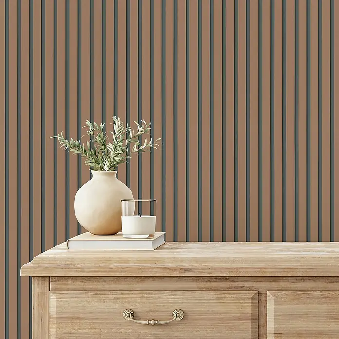 Marburg GZSZ Vliestapete Paneel-Optik - Braun, Holzoptik, 10,05 x 0,53 m - Eine Nahaufnahme eines dekorierten hölzernen Nachttisches mit einer Vase und einer Kerze vor einer Wand mit Holzpaneelen.