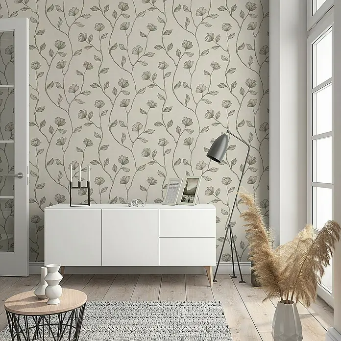 Marburg GZSZ Vliestapete Blumenranke - Beige/Gold, Floral, 10,05 x 0,53 m - Elegantes Interieur mit einer stilvollen weißen Kommode, akzentuiert durch eine gemusterte Tapete und dekorative Elemente.