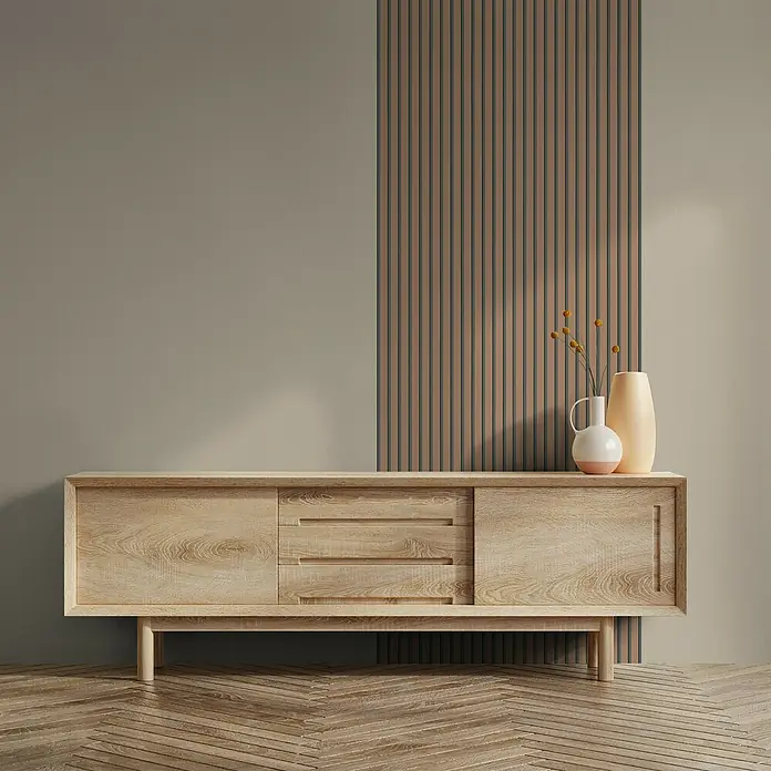 Marburg GZSZ Vliestapete Paneel-Optik - Braun, Holzoptik, 10,05 x 0,53 m - Elegantes Sideboard aus hellem Holz mit zwei Vasen und schlanken, geriffelten Akzenten an der Wand. Die Holzstruktur und das minimalistische Design fallen sofort ins Auge.