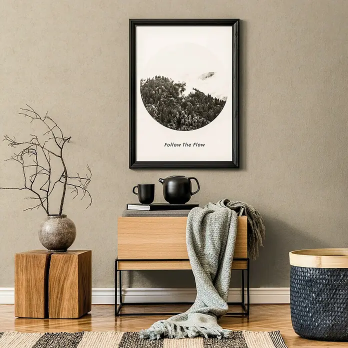 Marburg GZSZ Vliestapete - Shadow-Graubeige, Uni, 10,05 x 0,53 m - Ein stilvolles Interieur mit einem Holzschrank, einer Teekanne und einem gerahmten Bild, das eine ruhige und entspannende Atmosphäre schafft.