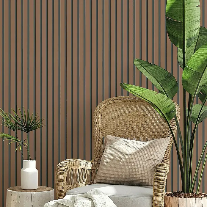 Marburg GZSZ Vliestapete Paneel-Optik - Braun, Holzoptik, 10,05 x 0,53 m - Einladende Szene mit einem Rattan-Sessel, akzentuiert durch eine dekorative Kissen und eine weiche Decke, neben Zimmerpflanzen.