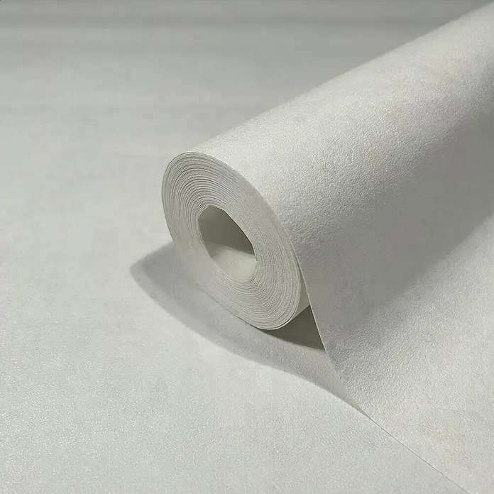 Marburg GZSZ Vliestapete - Helles Weißgrau, Uni, 10,05 x 0,53 m - Nahaufnahme einer Rolle weißen Malerkrepps, die Textur und Sauberkeit für Malerarbeiten hervorhebt.